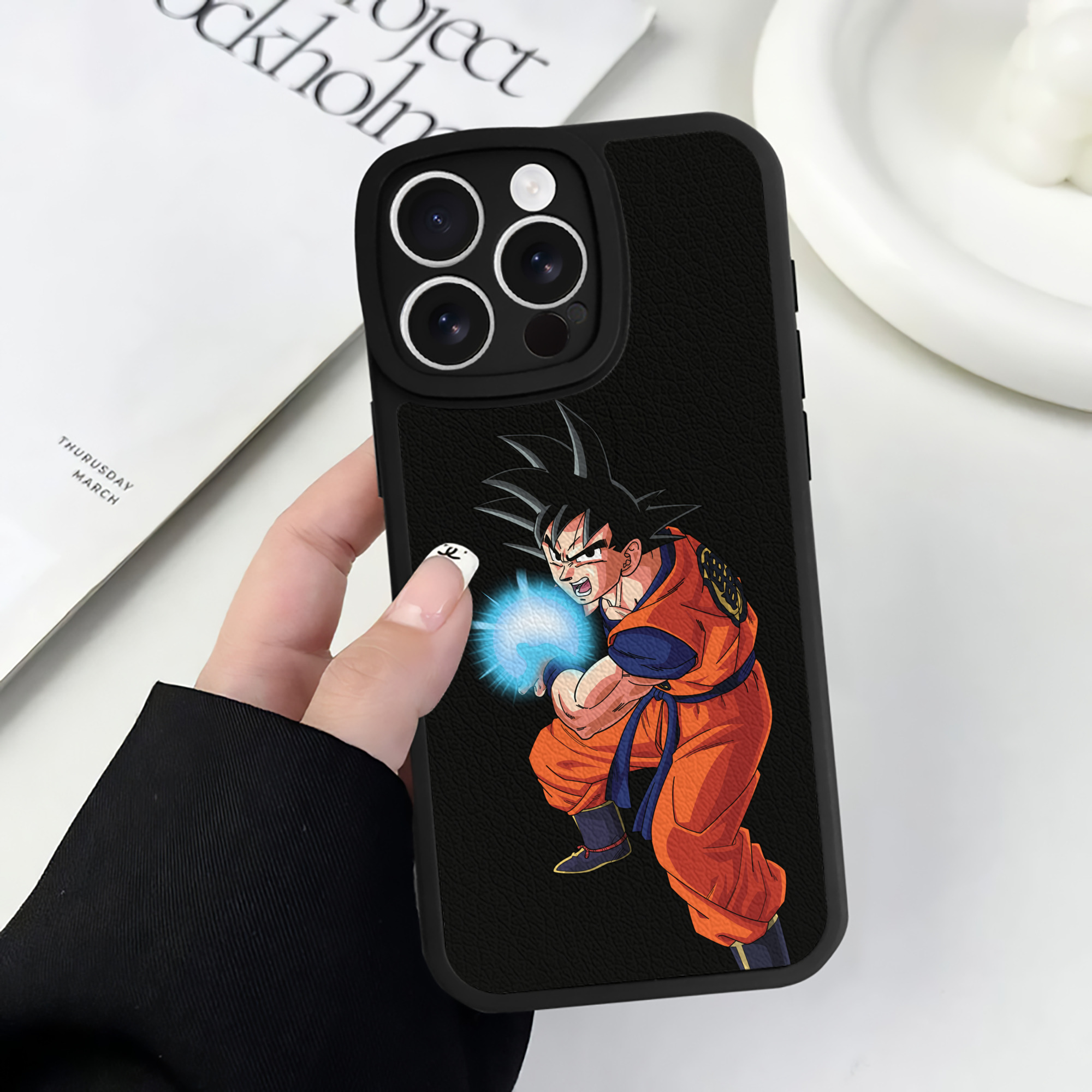 （画像用） ドラゴンボール 孫悟空（そん ごくう）Son Goku カカロット DRAGON BALL Kakarotto 【iPhone 16シリーズ対応】シリコンスマホケース（レザー調） 材質：シリコン
